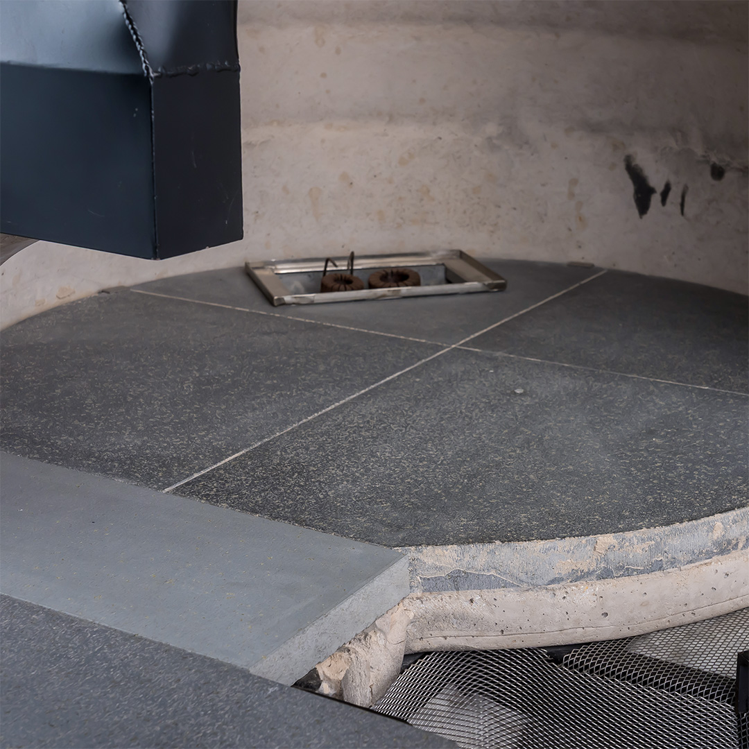 天然溶岩石を使った石窯