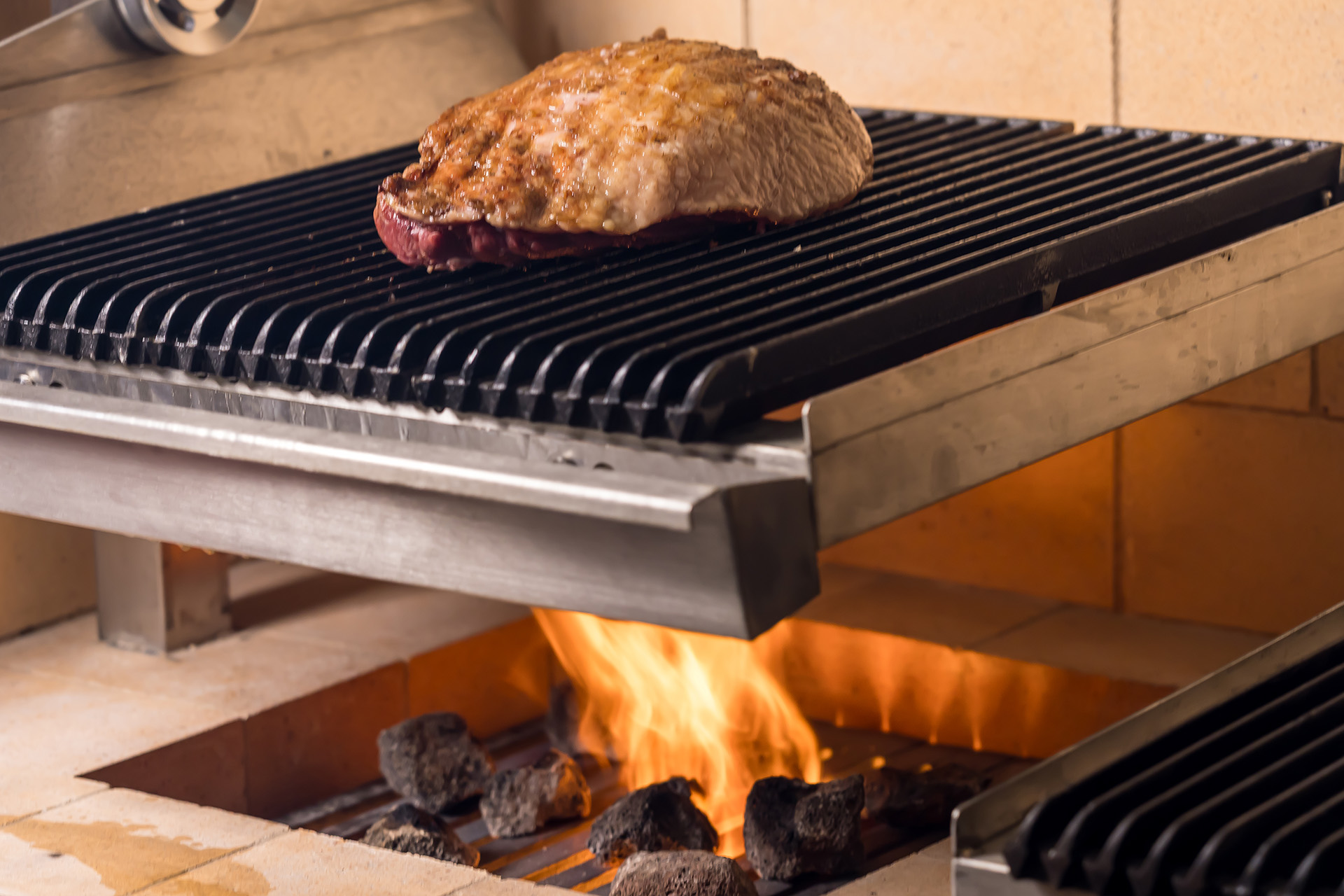 溶岩石との併用可能な炭火焼台