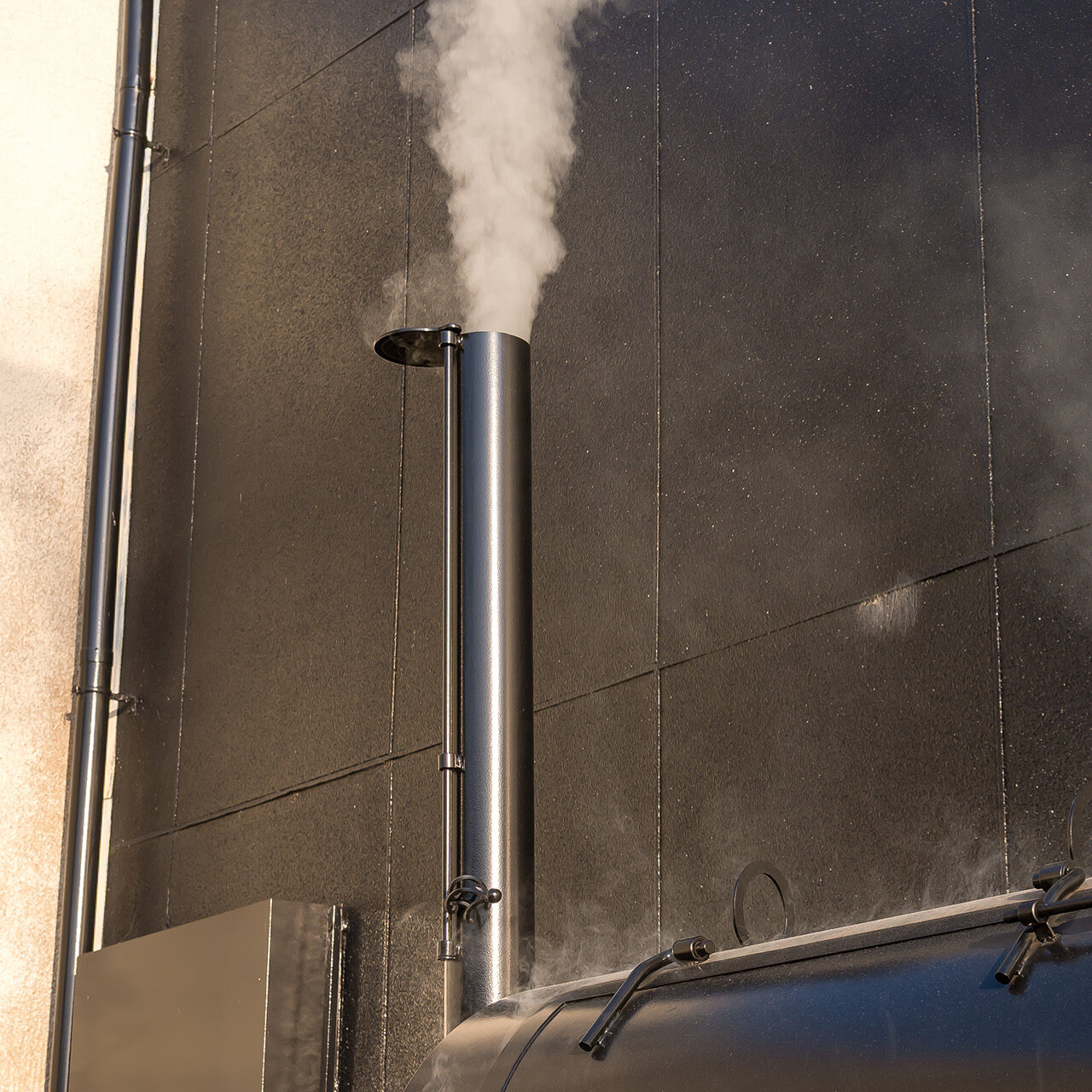 排気（煙突）を調整して煙と熱の流れを調整